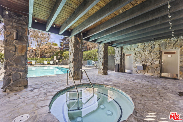 4752 Park Encino Lane, Encino CA: https://media.crmls.org/mediaz/68a278ed-1546-41fb-8cba-21ac4997eb38.jpg
