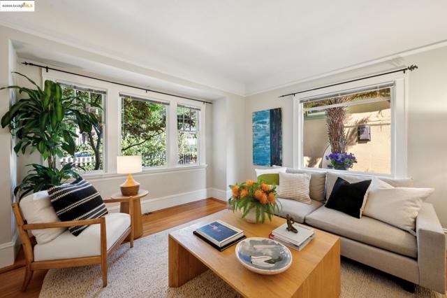 485 Hardy St, Oakland CA: https://media.crmls.org/mediaz/68a2b775-c01f-4a10-812d-44fe3777e82d.jpg