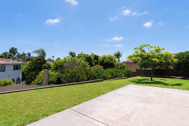 1381 W Muirlands Drive, La Jolla CA: https://media.crmls.org/mediaz/68a35615-ab2e-424e-a4b0-a22a864574de.jpg