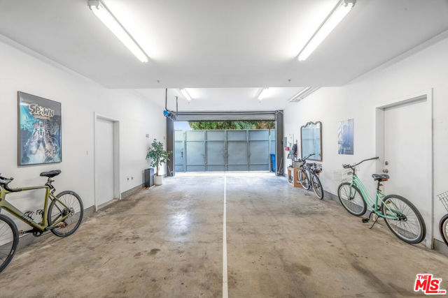 2513 Lincoln Boulevard, Venice CA: https://media.crmls.org/mediaz/68a3ff3f-c66b-4dbb-bf31-31b6278a2057.jpg