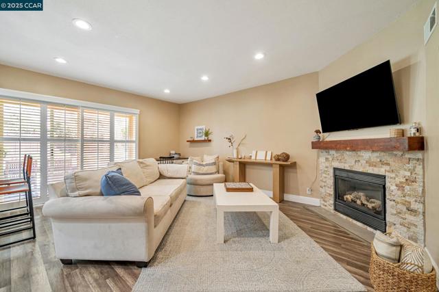 570 Zephyr Cir, Danville CA: https://media.crmls.org/mediaz/68a43cad-1def-4c92-a68a-6946e9943d53.jpg