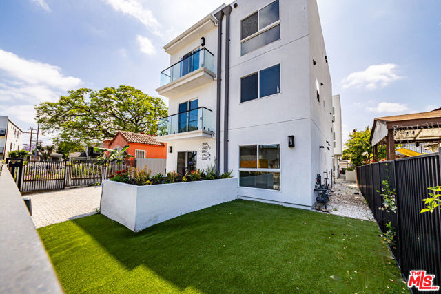 2055 S Garth Avenue, Los Angeles CA: https://media.crmls.org/mediaz/68a4ee3b-9c26-41ce-8ec5-e394de07eba8.jpg
