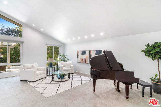 3585 Alana Drive, Sherman Oaks CA: https://media.crmls.org/mediaz/68a5526c-82d3-4504-966a-deac328c8cd2.jpg