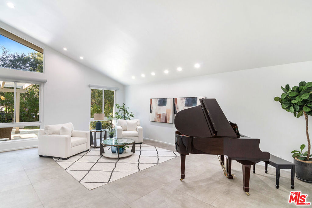 3585 Alana DriveSherman Oaks image #9