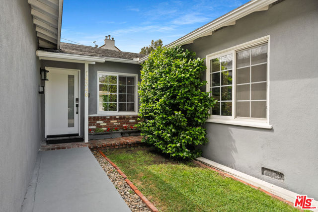 14346 Killion Street photo 4