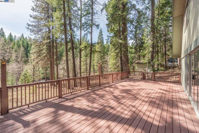 121 Mountain Aire Ln, Trinity Center CA: https://media.crmls.org/mediaz/68a82930-7eed-49c1-be54-d7f3775ccb50.jpg
