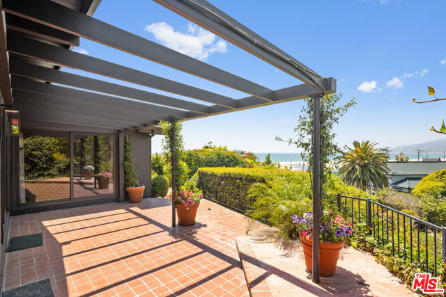 117 Ocean Way, Santa Monica CA: https://media.crmls.org/mediaz/68a8f3bb-cf5a-4950-a9d9-ce0f1afd4513.jpg