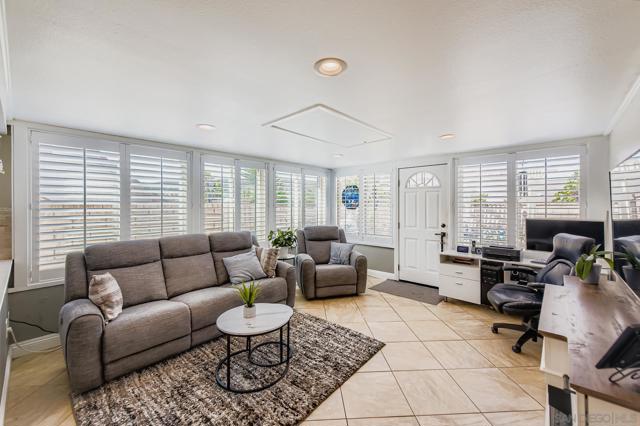 12450 Robison Blvd, Poway CA: https://media.crmls.org/mediaz/68a904c6-6f28-4bb4-baa0-c5891579c4a6.jpg