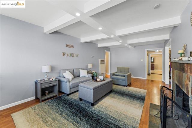 18943 Crest Ave, Castro Valley CA: https://media.crmls.org/mediaz/68a93c71-6dff-49bb-a022-178d6eba9bdb.jpg