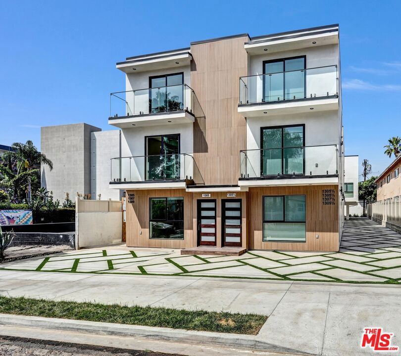 1305 N Sycamore Avenue #1305