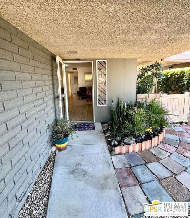 1533 N Sunflower Court, Palm Springs CA: https://media.crmls.org/mediaz/68a9ff6b-d705-4e9c-aaae-c2697a283264.jpg