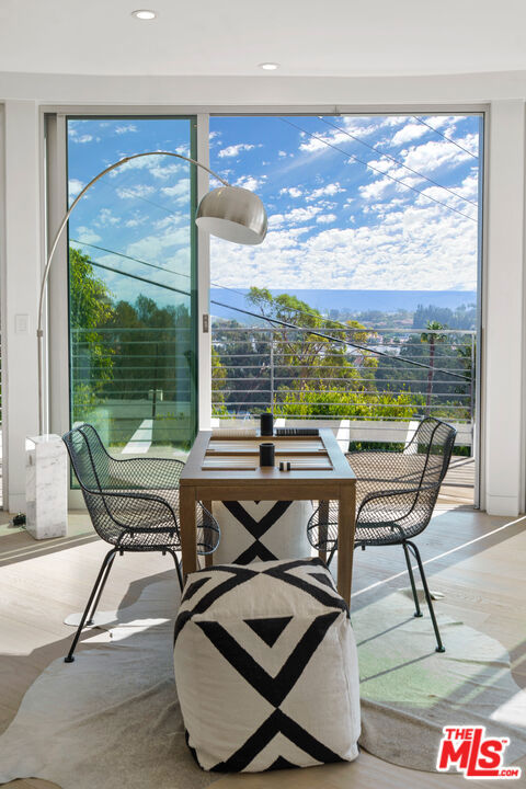 6375 Gayton Place, Malibu CA: https://media.crmls.org/mediaz/68aad055-9ccf-4b36-b870-15735ba70989.jpg