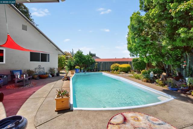 2173 Madrone Dr, Fairfield CA: https://media.crmls.org/mediaz/68ab25a7-7040-4824-88a5-81dc16dbe8f7.jpg