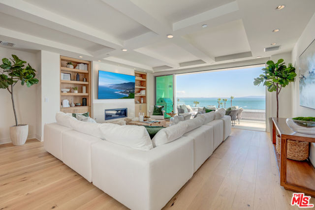 17325 Castellammare Drive, Pacific Palisades CA: https://media.crmls.org/mediaz/68ab4998-d053-42c5-b290-dfa71ea84892.jpg