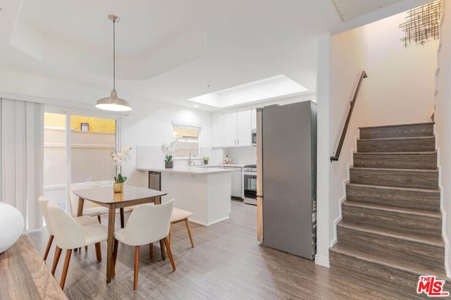 5521 Kester Avenue, Sherman Oaks CA: https://media.crmls.org/mediaz/68aba40e-4844-4d9b-a7c7-ba7c47be0485.jpg