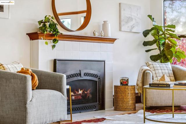 1521 Josephine St, Berkeley CA: https://media.crmls.org/mediaz/68ac1e3a-cefa-4428-bca4-fb522fc6e9b1.jpg