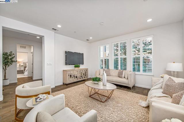 4338 Healdsburg Way, Dublin CA: https://media.crmls.org/mediaz/68ac3ef9-53e9-4766-8c10-f87b9141dedc.jpg