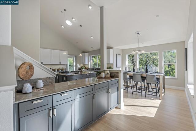 4 Berrybrook Hollow, Orinda CA: https://media.crmls.org/mediaz/68ac72db-d4b5-4353-96fd-9e16f80cd6dc.jpg