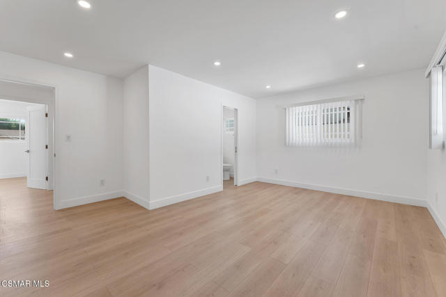 9800 Geyser Avenue, Northridge CA: https://media.crmls.org/mediaz/68ad097a-60a3-4a3c-b838-2252ed72f716.jpg