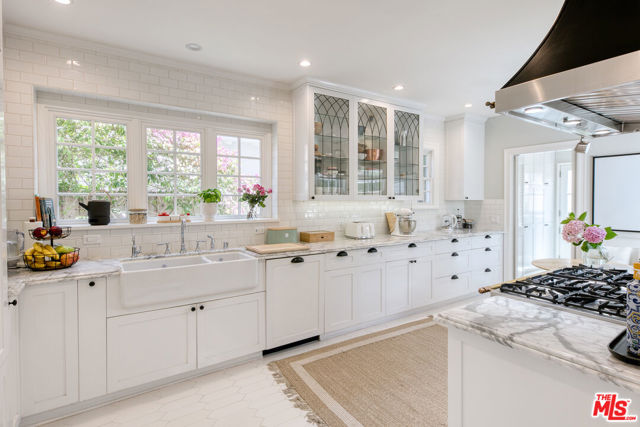 10736 Le Conte Avenue, Los Angeles CA: https://media.crmls.org/mediaz/68adee88-04e8-4c3d-88e3-ce8eafec32c7.jpg