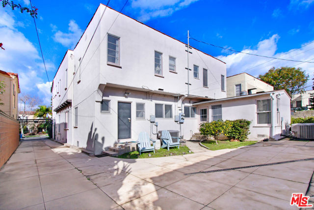 1020 Hi Point Street, Los Angeles CA: https://media.crmls.org/mediaz/68af34d3-d232-4452-91d7-d73ce82e003d.jpg
