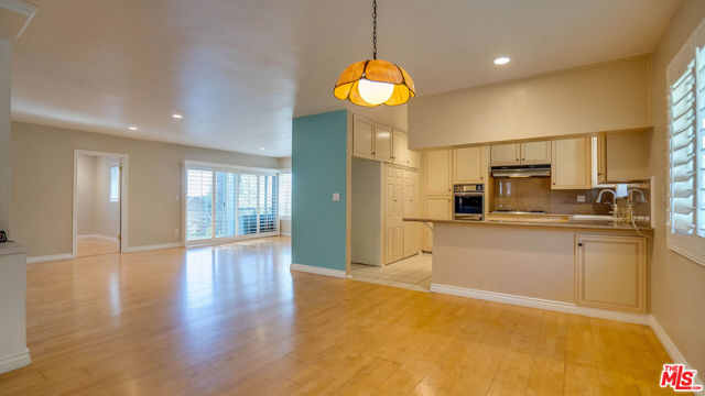 9631 CRYSTAL VIEW Drive, Tujunga CA: https://media.crmls.org/mediaz/68afad2d-3f46-4608-b41a-eaa8933ed506.jpg