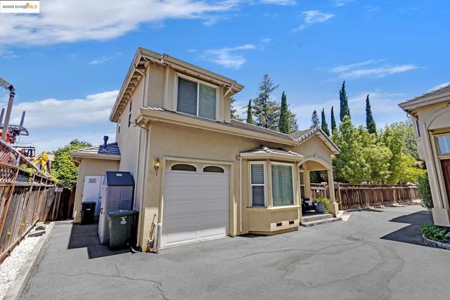 35 Amherst Ct, Menlo Park CA: https://media.crmls.org/mediaz/68b159f3-1a39-49db-9470-fac7890a4708.jpg