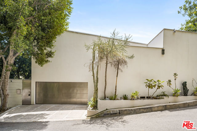 8514 Hillside Avenue, Los Angeles CA: https://media.crmls.org/mediaz/68b1869f-4fc6-4c3d-8fd9-f0c3bbf721f7.jpg