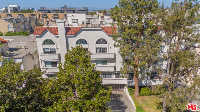 3743 S Canfield Avenue, Los Angeles CA: https://media.crmls.org/mediaz/68b1d2a8-d18d-46db-97ba-f68697a1230e.jpg