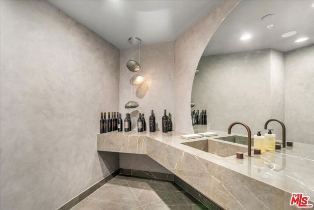 10490 Wilshire Boulevard, Los Angeles CA: https://media.crmls.org/mediaz/68b2d8c8-7477-42e6-b009-8debef5df8f1.jpg
