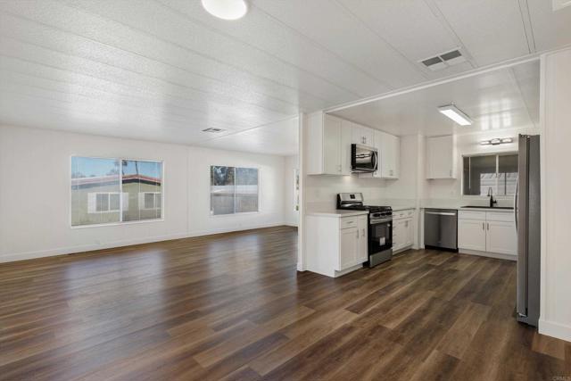 Detail Gallery Image 5 of 37 For 2130 Sunset Dr #55,  Vista,  CA 92081 - 2 Beds | 2 Baths