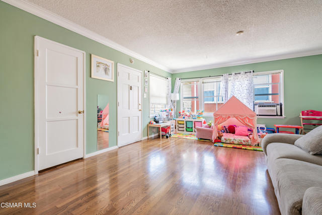 5924 Fairfax Avenue, Los Angeles CA: https://media.crmls.org/mediaz/68b35bf4-80b3-40c0-bc24-6e5feab57c78.jpg