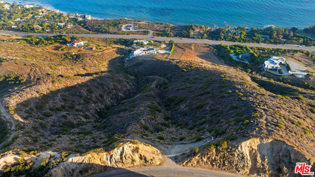 4140 Encinal Canyon Road, Malibu CA: https://media.crmls.org/mediaz/68b3764c-2648-4aca-b9fc-b8ddd1d4a384.jpg