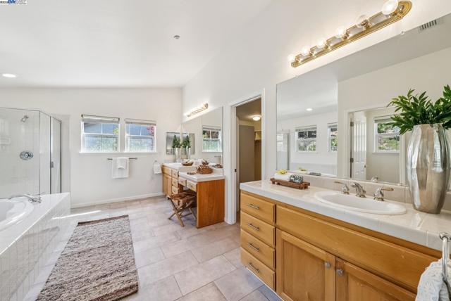 4110 Mystic View Ct, Hayward CA: https://media.crmls.org/mediaz/68b37e84-4c79-45ef-9f85-ed4575312913.jpg