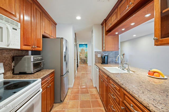 28831 Oakpath Drive, Agoura Hills CA: https://media.crmls.org/mediaz/68b4d188-240a-4a34-a976-86795a1088a2.jpg