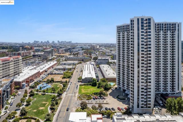 6363 Christie Ave, Emeryville CA: https://media.crmls.org/mediaz/68b4e47f-e527-4c97-920f-97d2f6f8d587.jpg