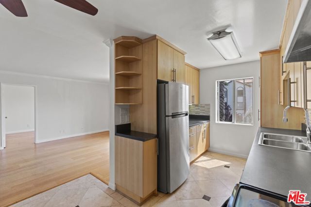 1033 6TH Street, Santa Monica CA: https://media.crmls.org/mediaz/68b5968b-7fdc-4015-a6c5-f7abbf0df5c2.jpg