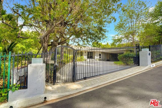 3530 Royal Woods Drive, Sherman Oaks CA: https://media.crmls.org/mediaz/68b5baaa-cce4-43a6-9793-a5e3f4bc4771.jpg