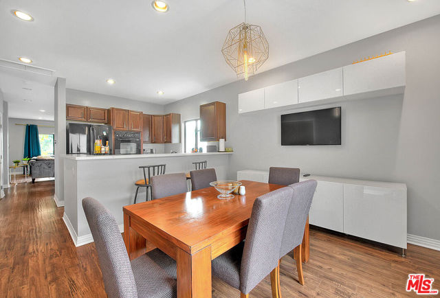 1821 S Sycamore Avenue, Los Angeles CA: https://media.crmls.org/mediaz/68b606e7-7f7b-4f01-a5d6-7a21e71f3404.jpg