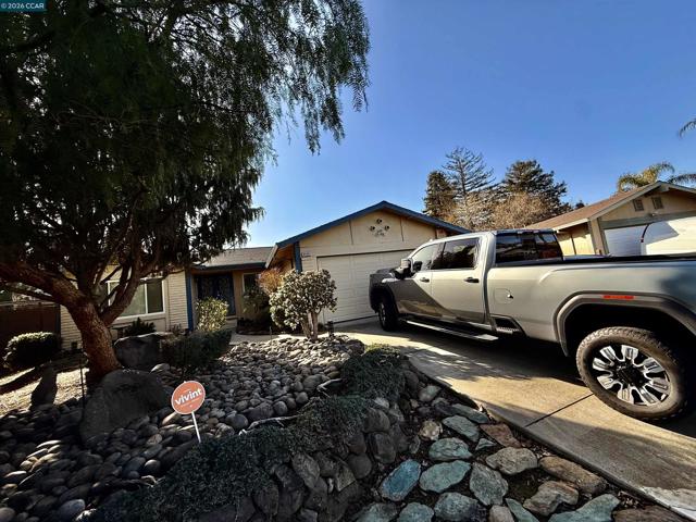 2132 Misty Ct, Pittsburg CA: https://media.crmls.org/mediaz/68b73c77-ab14-4ad7-b2bb-990e4cfcfbc6.jpg