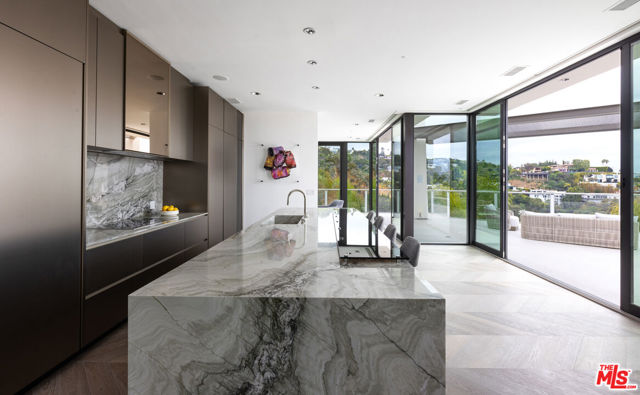 9405 Sierra Mar Place, Los Angeles CA: https://media.crmls.org/mediaz/68b8e56a-b97f-4b67-b6f6-7c293baa566e.jpg