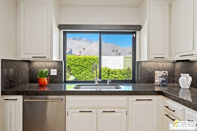 1346 E Andreas Road, Palm Springs CA: https://media.crmls.org/mediaz/68b90189-23bd-48ce-9634-52f7f744b952.jpg