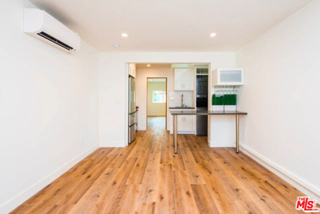 2341 Beach Avenue, Venice CA: https://media.crmls.org/mediaz/68b9fdfc-66b2-4dbc-aac3-929ef00b9169.jpg