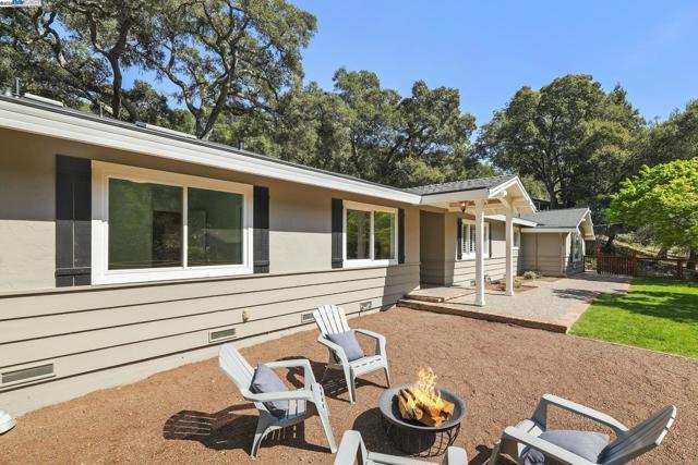 10 Easton Ct, Orinda CA: https://media.crmls.org/mediaz/68bad55a-6ce6-461a-9eba-8aa9898b15a1.jpg