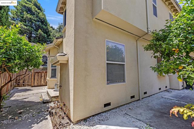 35 Amherst Ct, Menlo Park CA: https://media.crmls.org/mediaz/68bfdfeb-6715-4049-9fbc-96e0beb5af69.jpg