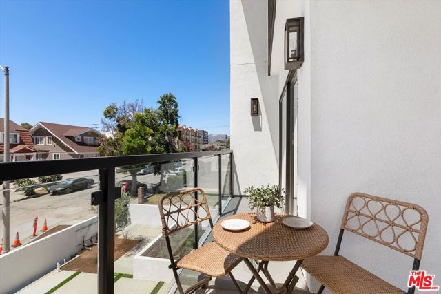 542 1/2 N Serrano Avenue, Los Angeles CA: https://media.crmls.org/mediaz/68c0ba25-063e-4933-a733-35321e9cb964.jpg