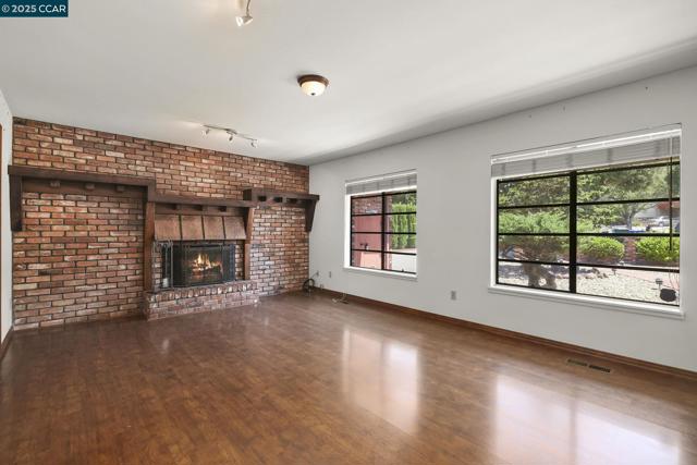 801 Laurel Ct, Rodeo CA: https://media.crmls.org/mediaz/68c17197-a4dd-429c-bbc9-fe56016c1702.jpg