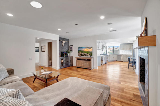 1136 Horizon Drive, Ventura CA: https://media.crmls.org/mediaz/68c2e9cf-7054-4ef1-a9e6-300f1088b2dd.jpg