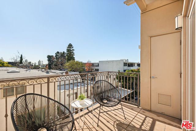 8238 W Manchester Avenue, Playa del Rey CA: https://media.crmls.org/mediaz/68c36ddd-8b84-476c-889e-96e822cae691.jpg