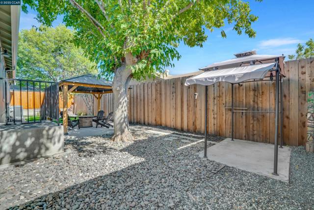 6911 Brentwood Blvd, Brentwood CA: https://media.crmls.org/mediaz/68c38589-d5ea-4c99-9303-0c4e842631ba.jpg